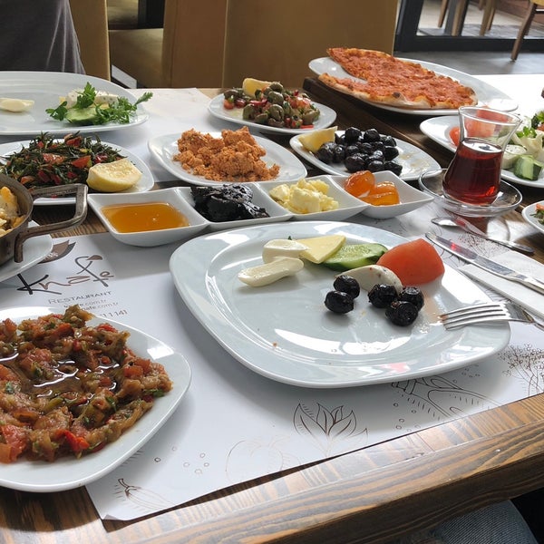 Foto diambil di Knafe Restaurant oleh Esra pada 3/18/2018