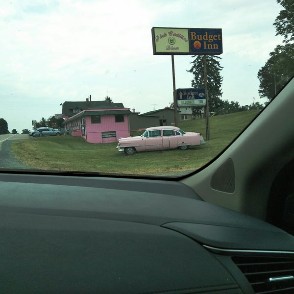 Foto tirada no(a) The Pink Cadillac Diner por Jennifer P. em 7/21/2017