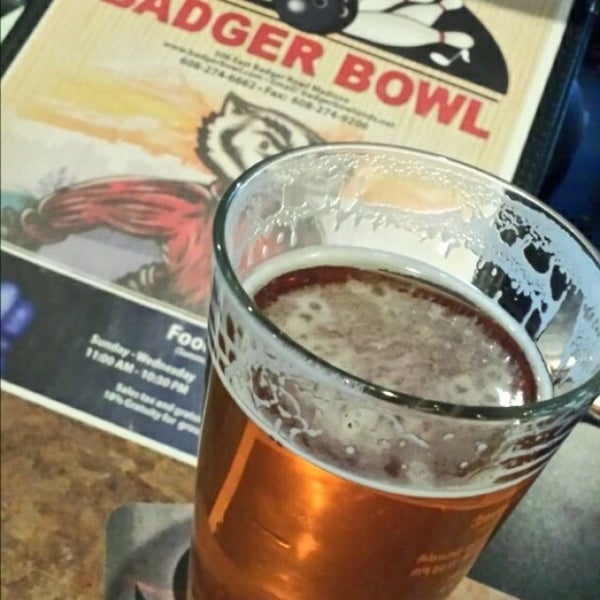 Foto tirada no(a) Badger Bowl por Mike W. em 5/3/2014