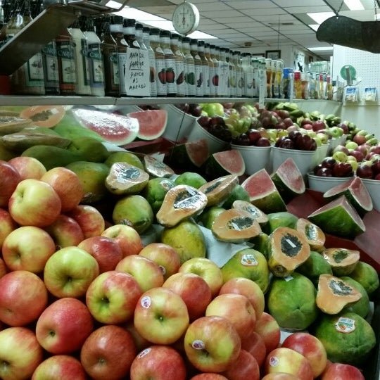 10/13/2014에 Kapado F.님이 Lambert&#39;s Rainbow Market에서 찍은 사진