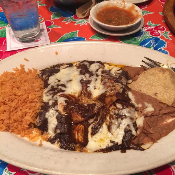 Снимок сделан в Sylvia&#39;s Enchilada Kitchen пользователем Virginia M. 12/16/2015
