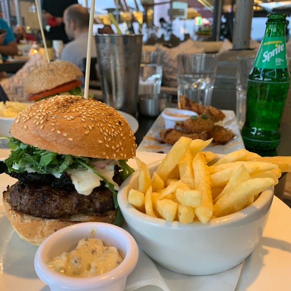 Das Foto wurde bei Gourmet Burger Kitchen von Mneera &#39; am 6/1/2019 aufgenommen