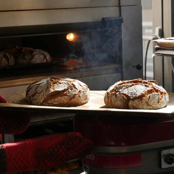 Roggenbrot frisch aus dem Ofen/ Rye Bread, fresh from the oven