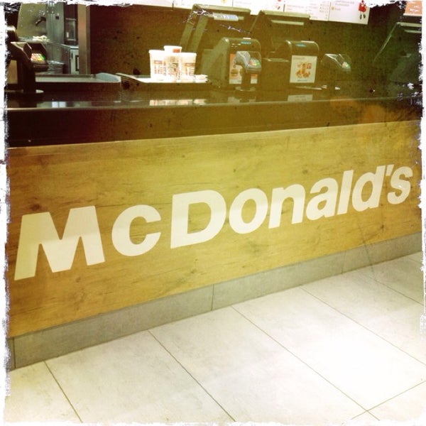 รูปภาพถ่ายที่ McDonald&#39;s โดย Yazz เมื่อ 11/2/2014