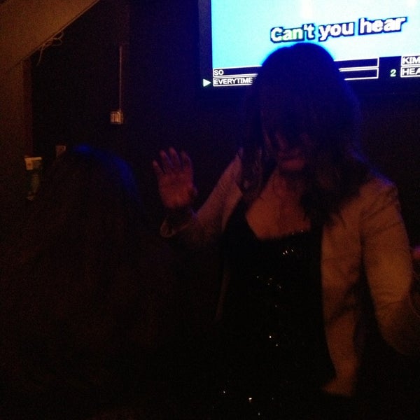 2/10/2013 tarihinde Melanie T.ziyaretçi tarafından Karaoke Cave'de çekilen fotoğraf