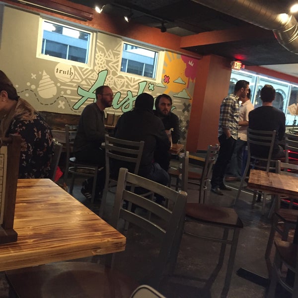 3/9/2016 tarihinde Melanie T.ziyaretçi tarafından Slake Cafe &amp; Bar'de çekilen fotoğraf