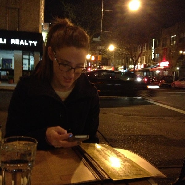 5/2/2013 tarihinde Melanie T.ziyaretçi tarafından Avenue Cafe'de çekilen fotoğraf