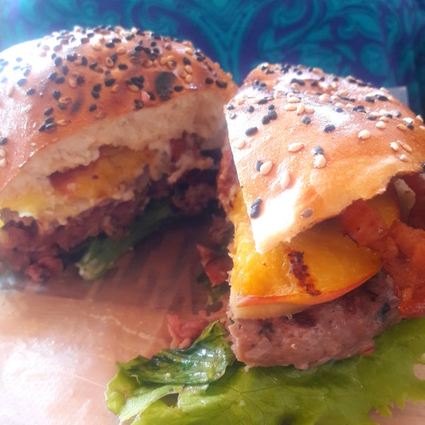 La entrada de espárragos con higo es riquísima. Dos hamburguesas favoritas: res con durazno asado y rib eye con queso brie. ¡Deli!