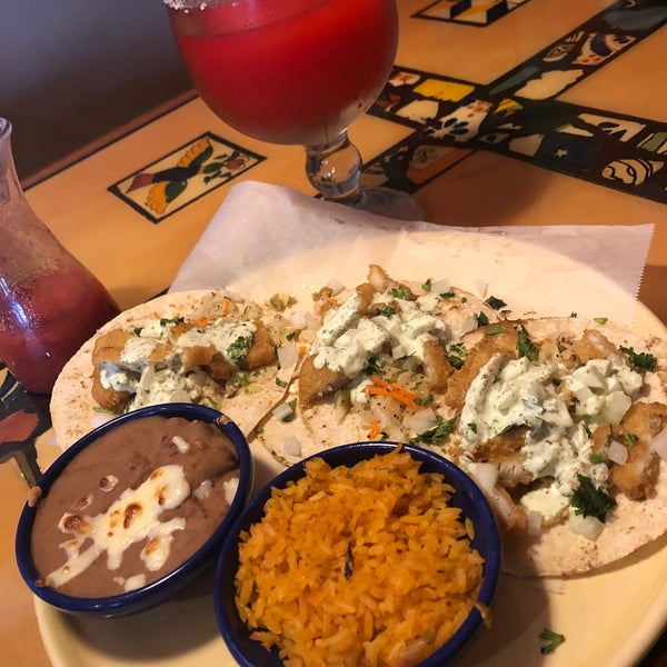 Baja Fish Tacos with Spanish rice and refried beans 👍 and of course the Strawberry Margarita ! 🍹