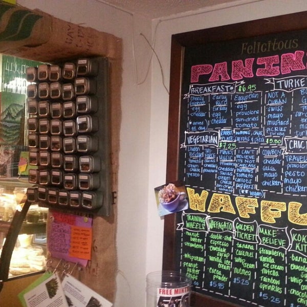 12/23/2013 tarihinde Hind S.ziyaretçi tarafından Felicitous Coffee &amp; Tea House'de çekilen fotoğraf