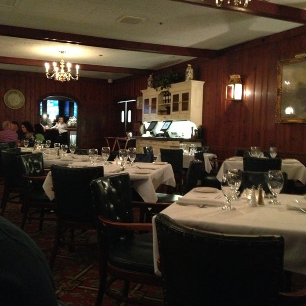 Foto tomada en Ken&#39;s Steak House  por Dan Q. el 8/18/2013