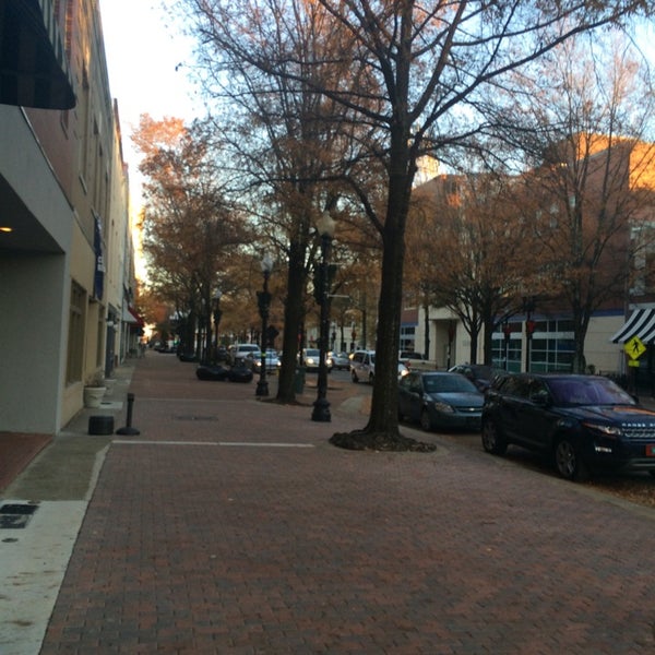 Das Foto wurde bei Downtown Fayetteville von Viktoria L. am 11/30/2014 aufgenommen
