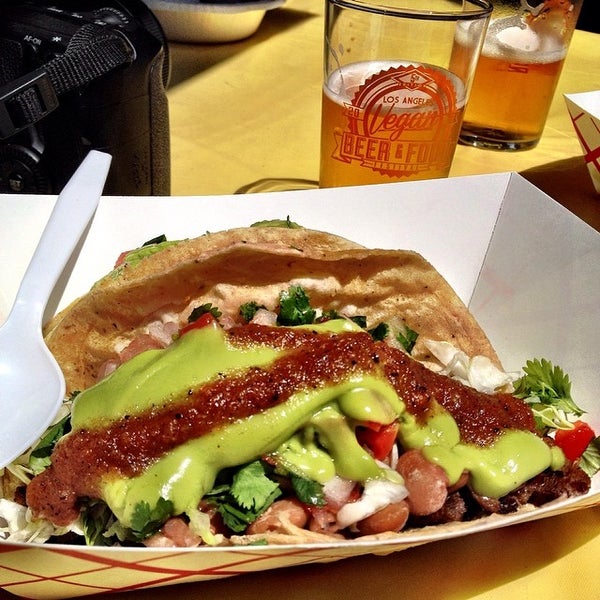 รูปภาพถ่ายที่ LA Vegan Beer &amp; Food Festival โดย Trey R. เมื่อ 5/18/2014