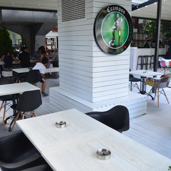 รูปภาพถ่ายที่ Crampon Cafe&amp;Pub Suadiye โดย Crampon Cafe&amp;Pub Suadiye เมื่อ 8/13/2014