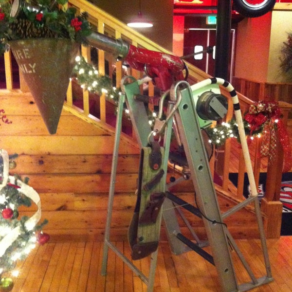 รูปภาพถ่ายที่ Station 343 Firehouse Restaurant โดย KeeKat . เมื่อ 1/11/2013