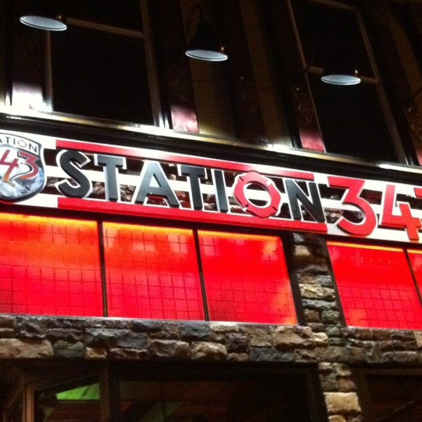 รูปภาพถ่ายที่ Station 343 Firehouse Restaurant โดย KeeKat . เมื่อ 1/11/2013