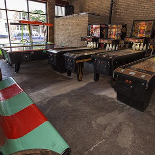 7/23/2014 tarihinde Emporium Arcade Barziyaretçi tarafından Emporium Arcade Bar'de çekilen fotoğraf