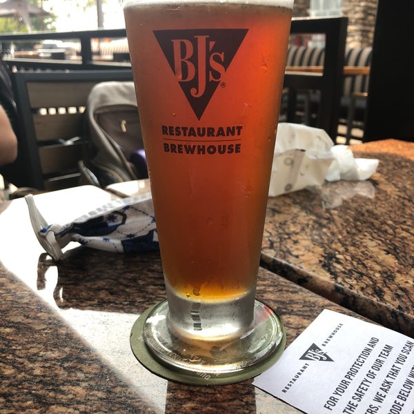 Photo taken at BJ&#39;s Restaurant &amp; Brewhouse by Tommy F. on 10/7/2020