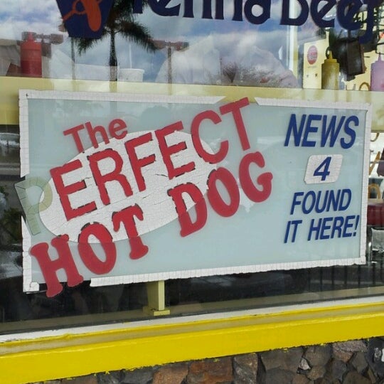 Das Foto wurde bei Hot Dog Heaven von Brian B. am 1/16/2013 aufgenommen