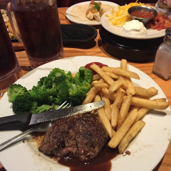 Photo taken at Chili&#39;s Grill &amp; Bar by Valerie R. on 9/26/2015