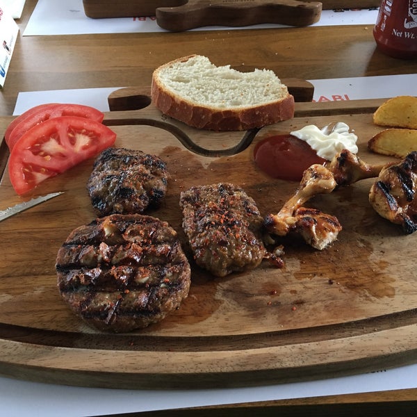 Снимок сделан в Şehir Kasabı &amp; Steak House пользователем 🇹🇷 Melih Utku A. 3/10/2017