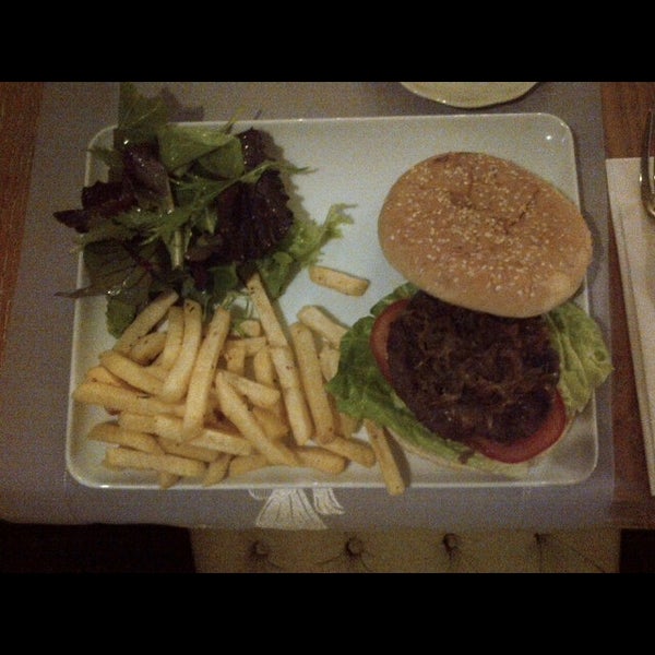 รูปภาพถ่ายที่ Beeves Burger โดย Galofka เมื่อ 12/27/2014