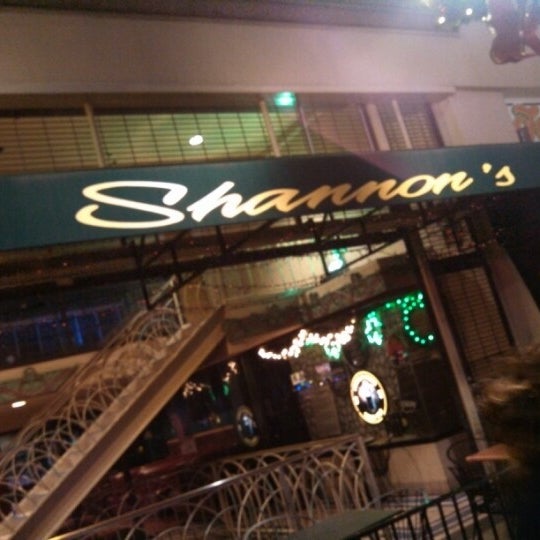 Photo taken at Shannon&#39;s on Pine by Derrick E. on 12/21/2012
