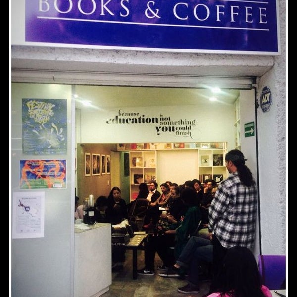 Photo prise au Wiser Books &amp; Coffee par Wiser Books &amp; Coffee le7/22/2014