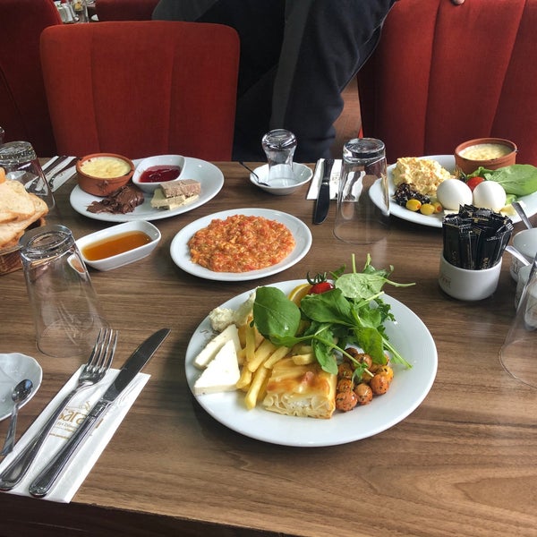 รูปภาพถ่ายที่ Saraylı Restoran โดย İlyas เมื่อ 12/13/2019
