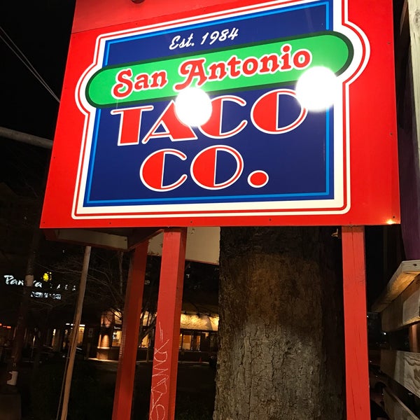 Foto tirada no(a) San Antonio Taco Co. por David C. em 3/20/2017