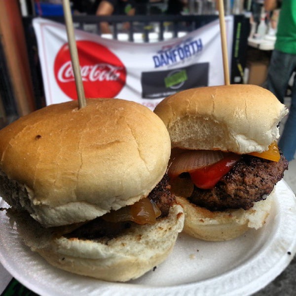 รูปภาพถ่ายที่ Burger Stomper Gourmet Burger &amp; Milkshake Bar โดย Lionel C. เมื่อ 8/11/2013