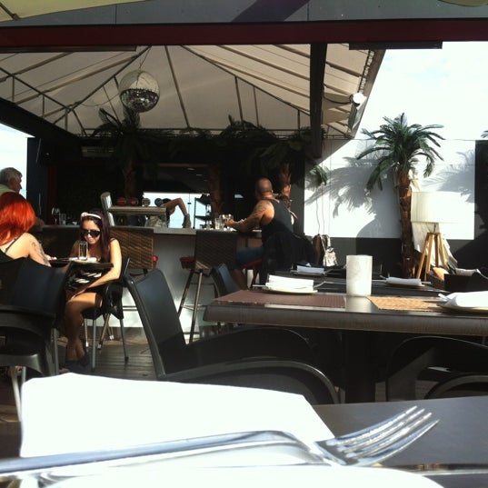 รูปภาพถ่ายที่ Délice Restaurant Nightclub โดย Nancy B. เมื่อ 7/25/2012