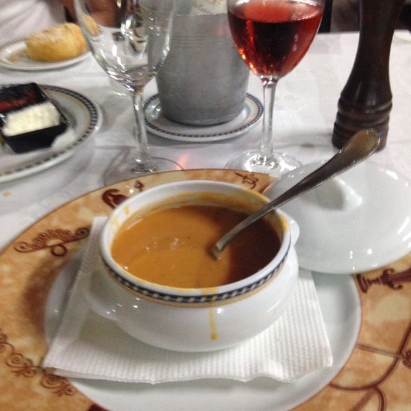 Вкусный суп из лангустов , приятное обслуживание .