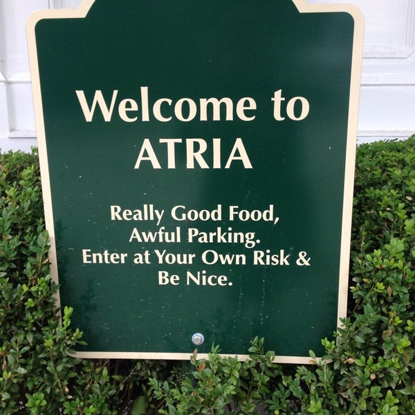 รูปภาพถ่ายที่ Atria โดย Quita Atchley S. เมื่อ 7/26/2014