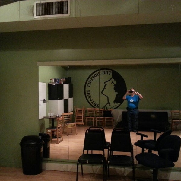 รูปภาพถ่ายที่ The Hideout Theatre โดย Shane S. เมื่อ 8/15/2014