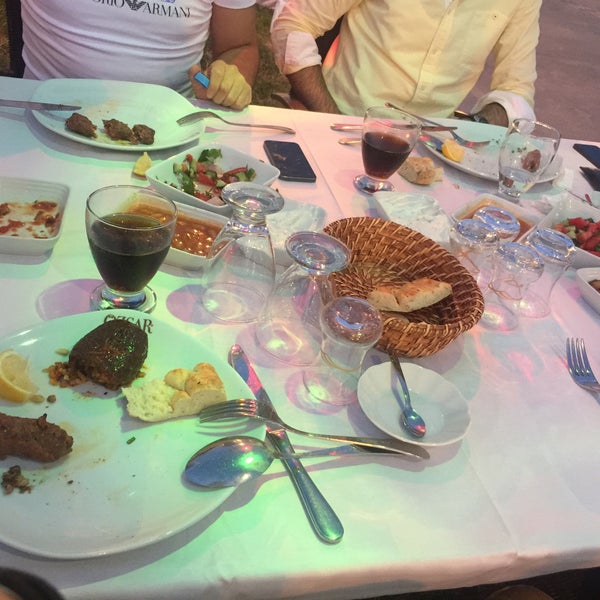 Das Foto wurde bei Özsar Restaurant von Melike Esen am 6/17/2016 aufgenommen