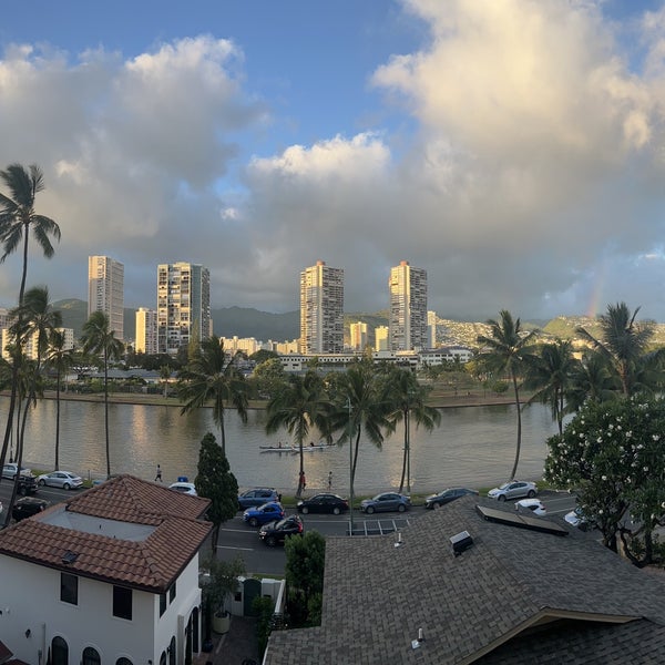 Снимок сделан в Coconut Waikiki Hotel пользователем Elif E. 6/1/2022