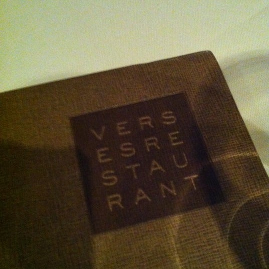 Foto tomada en Verses Restaurant  por Helene G. el 2/2/2013