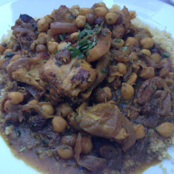 รูปภาพถ่ายที่ Morocco&#39;s Restaurant โดย kyoko o. เมื่อ 10/9/2014