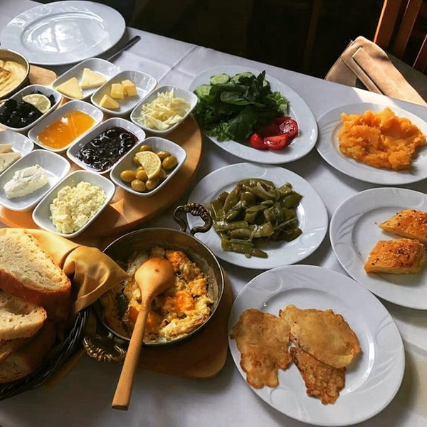 Kahvaltı ,Akçaabat Köfte ,Balık, Sac Kavurma, Kuymak, Karalahana Dolması ve Çorbası :)