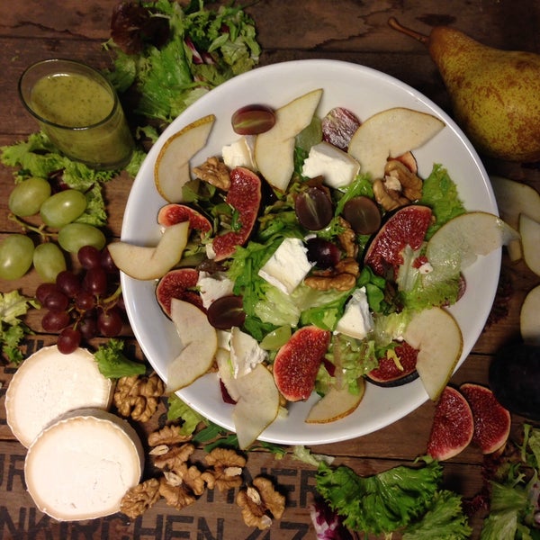 Und ab morgen (22.10.) unser neuer Spezialsalat "Feige Ziege": Mixsalat mit Ziegenkäse, Feigen, Birnenscheiben, Weintrauben, Walnüsse und Rucola-Senf-Dressing. Schön herbstlich.