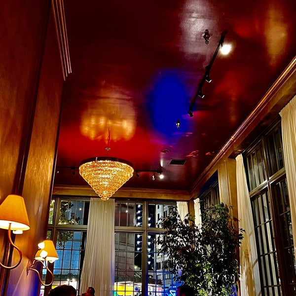Foto diambil di Oliver&#39;s Lounge oleh Tamela pada 3/30/2022