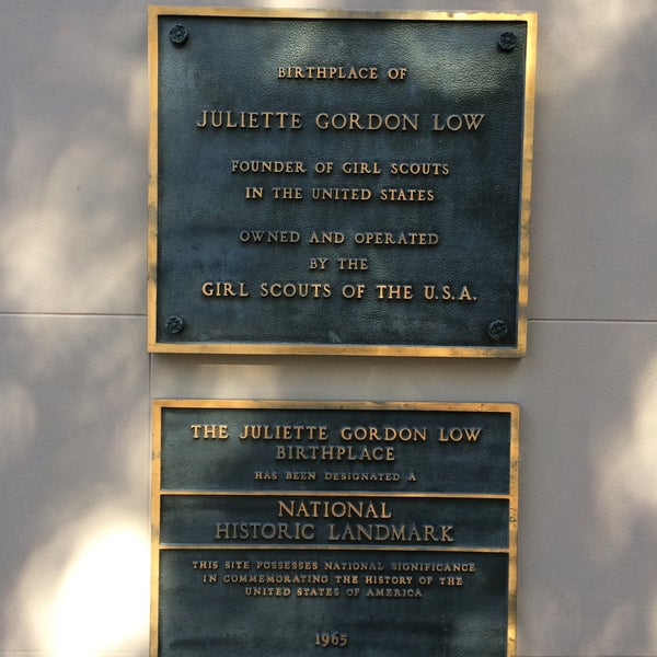 Photo taken at Juliette Gordon Low Birthplace, National Historic Landmark by Tamela on 11/29/2015