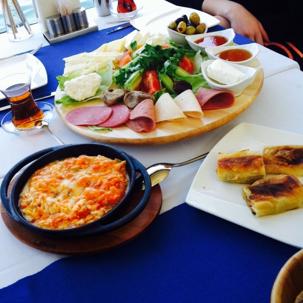 รูปภาพถ่ายที่ Çeşmîdil Cafe &amp; Restaurant โดย Ayşıl เมื่อ 4/27/2015