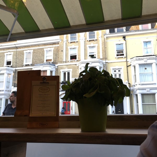 7/14/2017 tarihinde Sophia E.ziyaretçi tarafından Casa Bardotti Pizzeria West Kensington'de çekilen fotoğraf