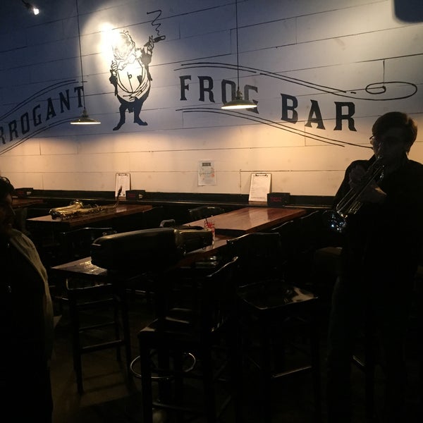 3/22/2018 tarihinde Nick R.ziyaretçi tarafından The Arrogant Frog Bar'de çekilen fotoğraf