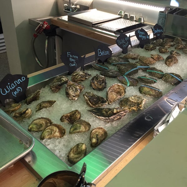 Foto diambil di Captain &amp; Krewe Seafood Market &amp; Raw Bar oleh Larry G. pada 2/3/2016