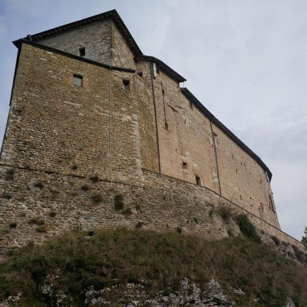 Foto tomada en Castello Della Porta, Frontone  por Lorenzo A. el 10/13/2013