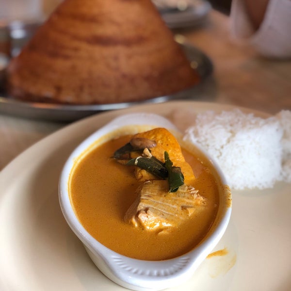 Foto tirada no(a) Mayura Indian Restaurant por Jeff W. em 2/2/2019