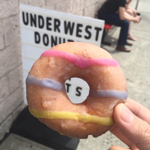 6/6/2015 tarihinde Jeff W.ziyaretçi tarafından Underwest Donuts'de çekilen fotoğraf